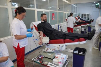 Preoţii şi credincioşii din Arhiepiscopia Dunării de Jos solidari cu semenii aflaţi în suferinţă – fotografia 4