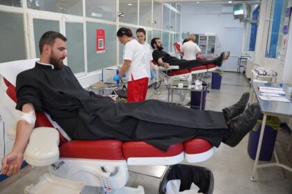 Preoţii şi credincioşii din Arhiepiscopia Dunării de Jos solidari cu semenii aflaţi în suferinţă – fotografia 7