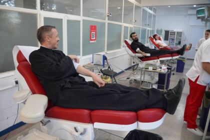 Preoţii şi credincioşii din Arhiepiscopia Dunării de Jos solidari cu semenii aflaţi în suferinţă – fotografia 8