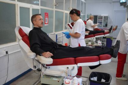 Preoţii şi credincioşii din Arhiepiscopia Dunării de Jos solidari cu semenii aflaţi în suferinţă – fotografia 11