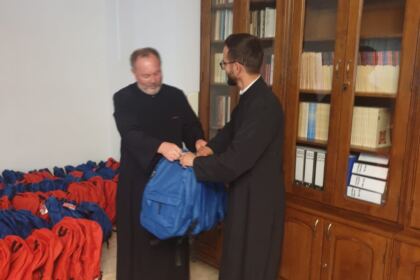Ghiozdane şi rechizite şcolare pentru copiii din nordul judeţului Galaţi – fotografia 1
