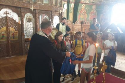 Ghiozdane şi rechizite şcolare pentru copiii din nordul judeţului Galaţi – fotografia 21