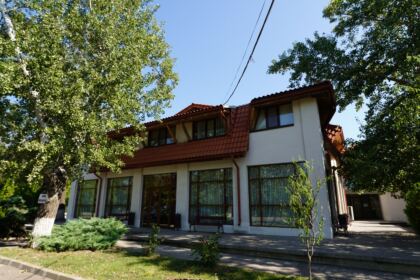 Activităţi cu tinerii la Aşezământul „Sf. M. Mc. Pantelimon“ – Lacu Sărat – fotografia 1