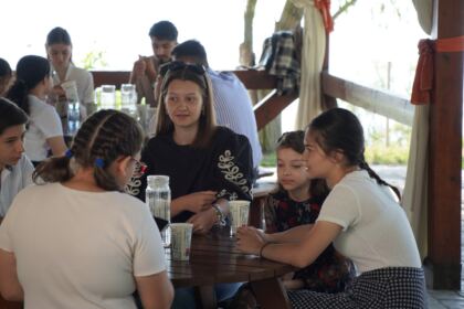 Activităţi cu tinerii la Aşezământul „Sf. M. Mc. Pantelimon“ – Lacu Sărat – fotografia 6