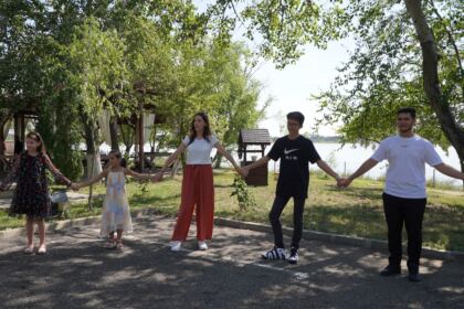 Activităţi cu tinerii la Aşezământul „Sf. M. Mc. Pantelimon“ – Lacu Sărat – fotografia 14