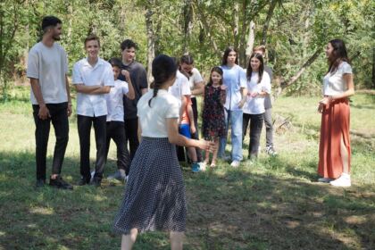 Activităţi cu tinerii la Aşezământul „Sf. M. Mc. Pantelimon“ – Lacu Sărat – fotografia 27