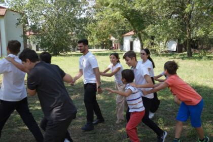 Activităţi cu tinerii la Aşezământul „Sf. M. Mc. Pantelimon“ – Lacu Sărat – fotografia 34