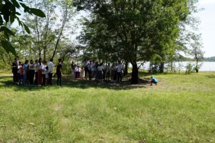 Activităţi cu tinerii la Aşezământul „Sf. M. Mc. Pantelimon“ – Lacu Sărat – fotografia 35