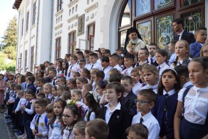 Seminarul Teologic „Sfântul Andrei“ din Galaţi şi-a deschis porţile pentru un nou an şcolar – fotografia 32
