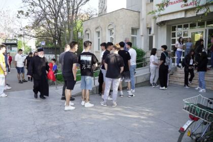 O nouă acţiune de donare de sânge a preoţilor, tinerilor şi credincioşilor din Tecuci – fotografia 5