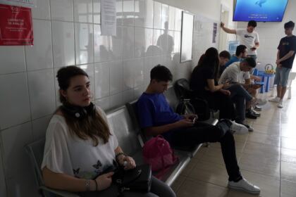 O nouă acţiune de donare de sânge a preoţilor, tinerilor şi credincioşilor din Tecuci – fotografia 20