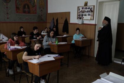 Olimpiada interdisciplinară „Cultură şi spiritualitate românească“ în Arhiepiscopia Dunării de Jos – fotografia 64