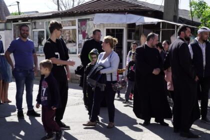 Programul social-filantropic eparhial „Ne înnoim de Sfintele Paşti“ a continuat în municipiul Galaţi – fotografia 2
