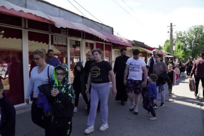 Programul social-filantropic eparhial „Ne înnoim de Sfintele Paşti“ a continuat în municipiul Galaţi – fotografia 4