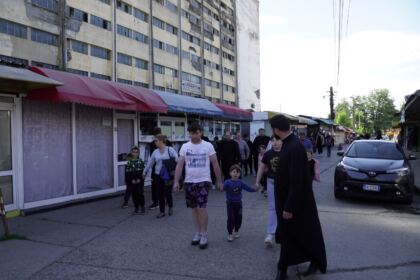 Programul social-filantropic eparhial „Ne înnoim de Sfintele Paşti“ a continuat în municipiul Galaţi – fotografia 6