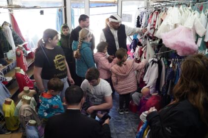 Programul social-filantropic eparhial „Ne înnoim de Sfintele Paşti“ a continuat în municipiul Galaţi – fotografia 10