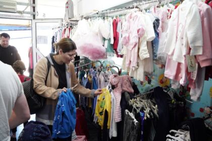 Programul social-filantropic eparhial „Ne înnoim de Sfintele Paşti“ a continuat în municipiul Galaţi – fotografia 13