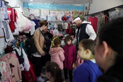 Programul social-filantropic eparhial „Ne înnoim de Sfintele Paşti“ a continuat în municipiul Galaţi – fotografia 21