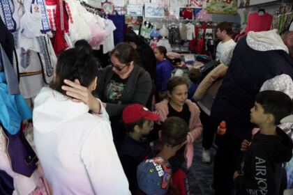 Programul social-filantropic eparhial „Ne înnoim de Sfintele Paşti“ a continuat în municipiul Galaţi – fotografia 23