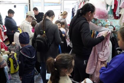 Programul social-filantropic eparhial „Ne înnoim de Sfintele Paşti“ a continuat în municipiul Galaţi – fotografia 27