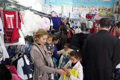 Programul social-filantropic eparhial „Ne înnoim de Sfintele Paşti“ a continuat în municipiul Galaţi – fotografia 31