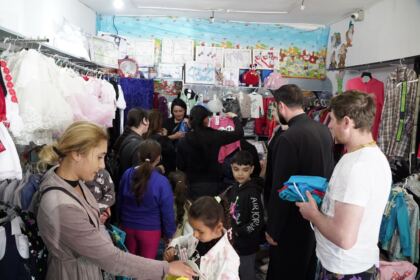 Programul social-filantropic eparhial „Ne înnoim de Sfintele Paşti“ a continuat în municipiul Galaţi – fotografia 32