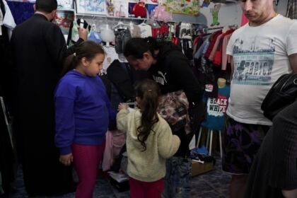 Programul social-filantropic eparhial „Ne înnoim de Sfintele Paşti“ a continuat în municipiul Galaţi – fotografia 34