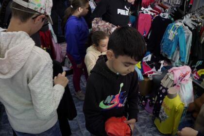 Programul social-filantropic eparhial „Ne înnoim de Sfintele Paşti“ a continuat în municipiul Galaţi – fotografia 36
