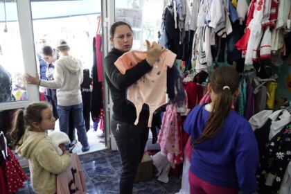 Programul social-filantropic eparhial „Ne înnoim de Sfintele Paşti“ a continuat în municipiul Galaţi – fotografia 37