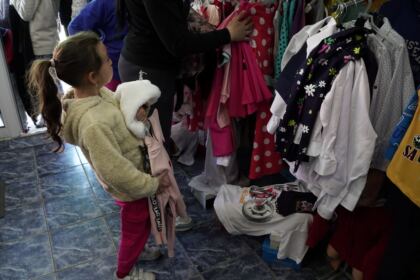 Programul social-filantropic eparhial „Ne înnoim de Sfintele Paşti“ a continuat în municipiul Galaţi – fotografia 38