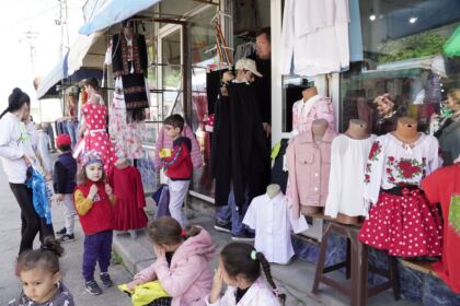 Programul social-filantropic eparhial „Ne înnoim de Sfintele Paşti“ a continuat în municipiul Galaţi – fotografia 40