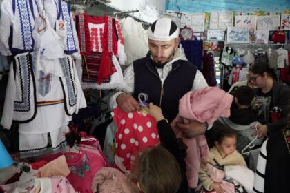 Programul social-filantropic eparhial „Ne înnoim de Sfintele Paşti“ a continuat în municipiul Galaţi – fotografia 43