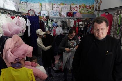 Programul social-filantropic eparhial „Ne înnoim de Sfintele Paşti“ a continuat în municipiul Galaţi – fotografia 44