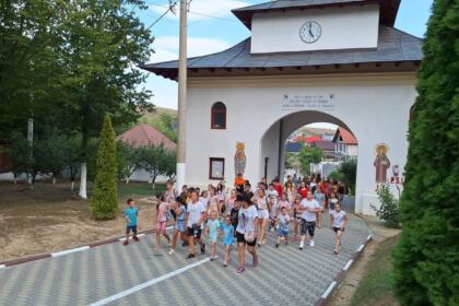 Bucurie, entuziasm și clipe de neuitat pentru 80 de copii din Parohia Țepu de Jos – fotografia 14