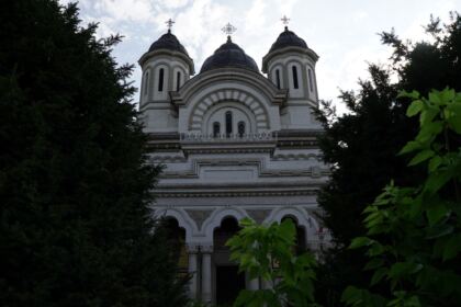 Slujire arhierească şi vizita unui grup de studenți germani în Eparhia Dunării de Jos – fotografia 1