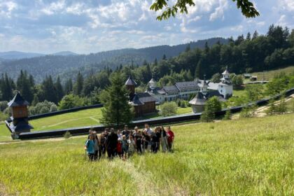 Tabără în Bucovina pentru 20 de copii din Parohia Perişoru – fotografia 1