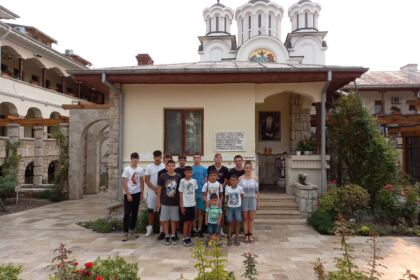 Zi de bucurie la malul Mării Negre pentru 20 de copii din localitatea Suceveni – fotografia 3