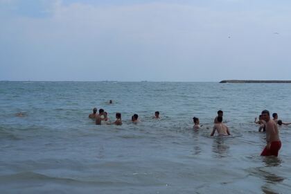 Zi de bucurie la malul Mării Negre pentru 20 de copii din localitatea Suceveni – fotografia 9