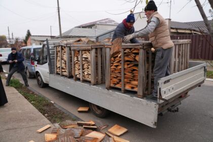Daruri pentru familiile nevoiaşe şi bătrânii bolnavi – fotografia 10
