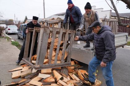 Daruri pentru familiile nevoiaşe şi bătrânii bolnavi – fotografia 13
