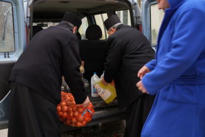 Daruri pentru familiile nevoiaşe şi bătrânii bolnavi – fotografia 20