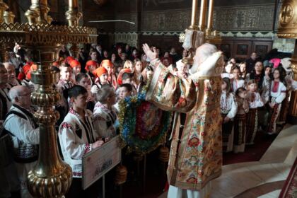 Slujire arhierească şi Concert de colinde la Catedrala arhiepiscopală din Galaţi – fotografia 16