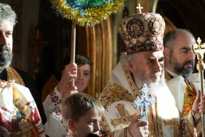 Slujire arhierească şi Concert de colinde la Catedrala arhiepiscopală din Galaţi – fotografia 25
