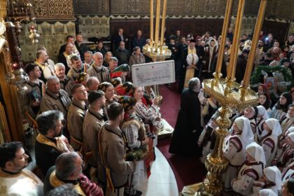 Slujire arhierească şi Concert de colinde la Catedrala arhiepiscopală din Galaţi – fotografia 33