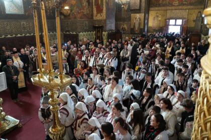 Slujire arhierească şi Concert de colinde la Catedrala arhiepiscopală din Galaţi – fotografia 35