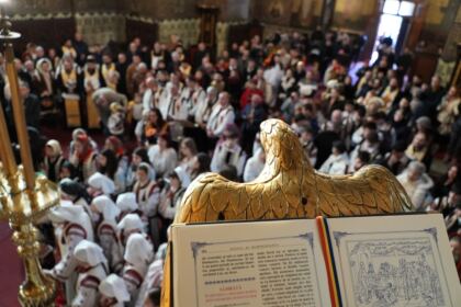 Slujire arhierească şi Concert de colinde la Catedrala arhiepiscopală din Galaţi – fotografia 36