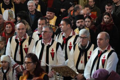 Slujire arhierească şi Concert de colinde la Catedrala arhiepiscopală din Galaţi – fotografia 37