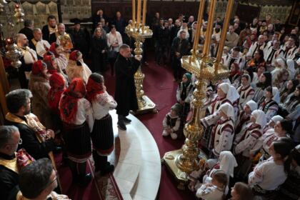 Slujire arhierească şi Concert de colinde la Catedrala arhiepiscopală din Galaţi – fotografia 39