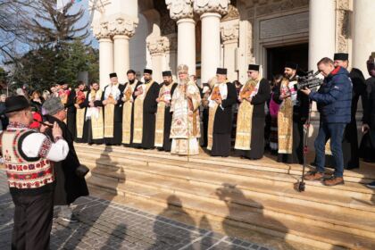 Slujire arhierească şi Concert de colinde la Catedrala arhiepiscopală din Galaţi – fotografia 49