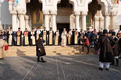 Slujire arhierească şi Concert de colinde la Catedrala arhiepiscopală din Galaţi – fotografia 55